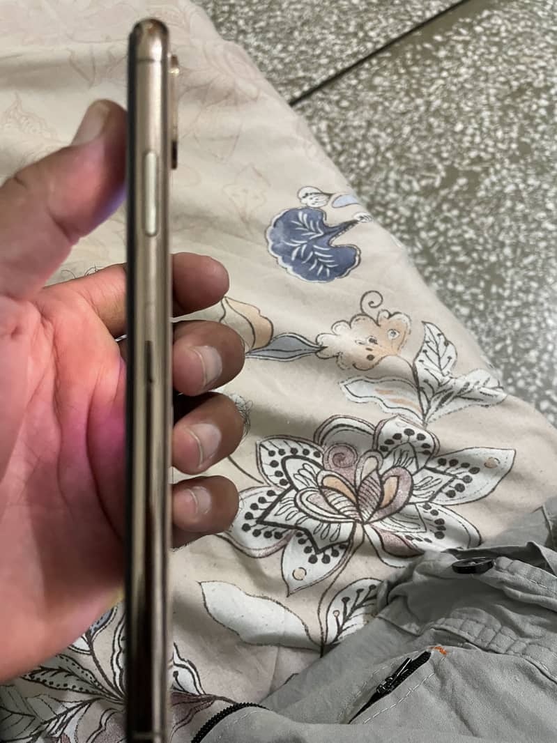 Apple iPhone XS Max 3