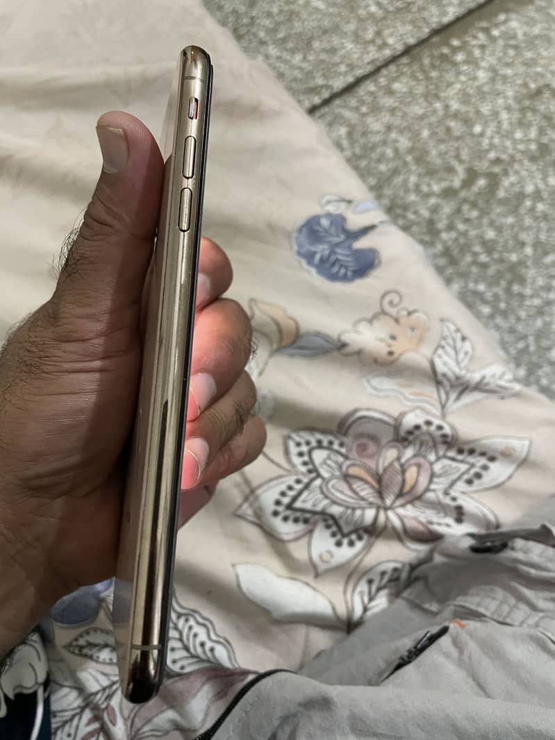 Apple iPhone XS Max 4