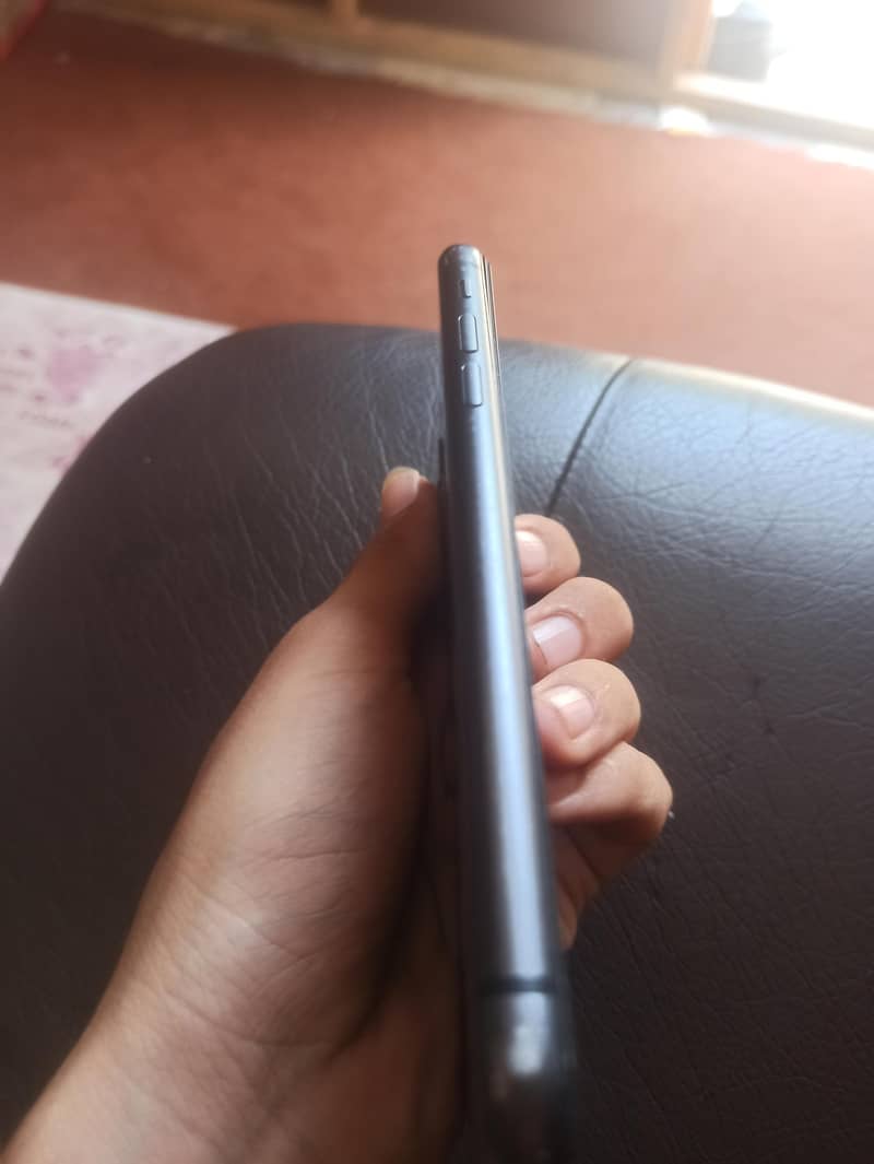 Apple iPhone 11 4