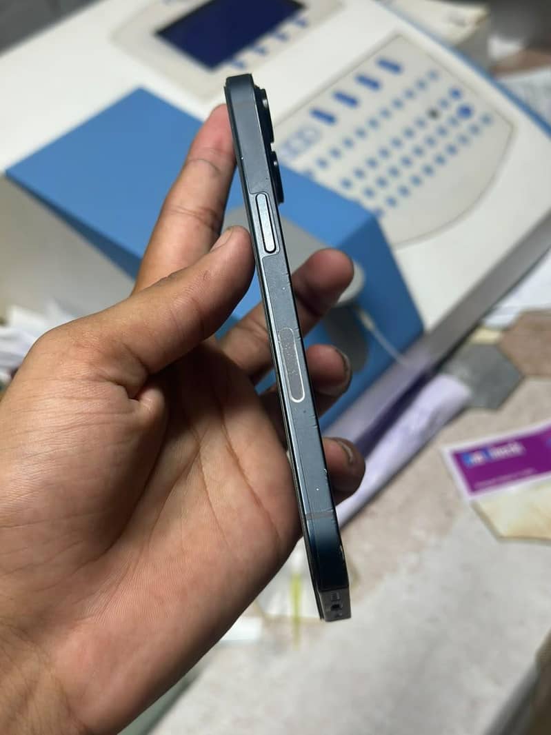 Apple iPhone 13 2