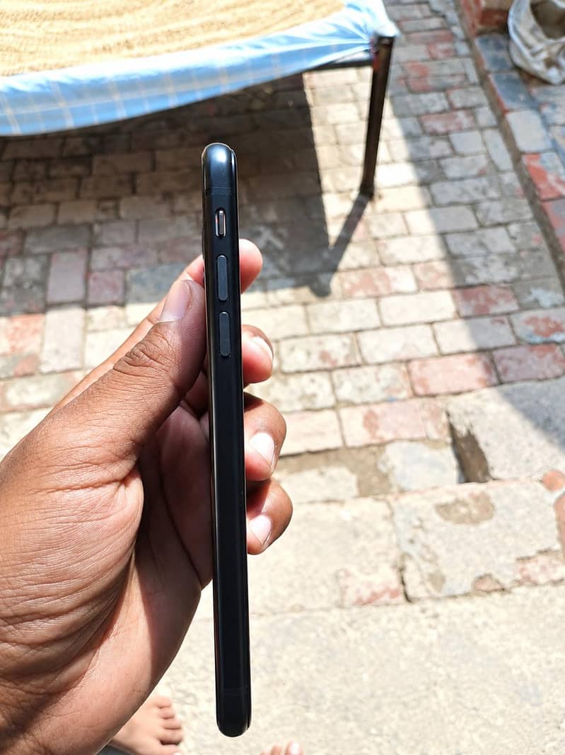 Apple iPhone 11 3