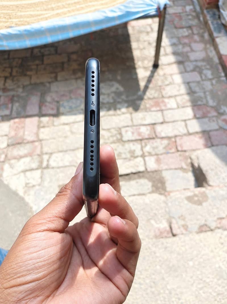 Apple iPhone 11 4