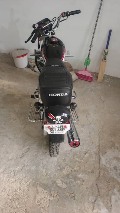 Honda cg125 for urgent sale 22/23 model all panjab number Laga hua hai