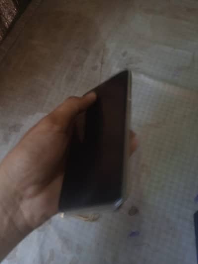 iphone 11 max ha all ok ha 73 battery health ha nonpta ha aur 64 gb ha