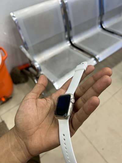 Apple Watch SE 2nd Generation – 40mm | Starlight | 10/10 Condition
