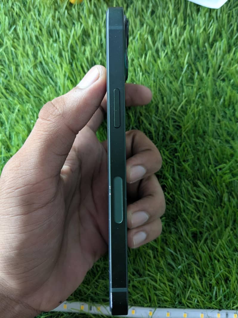 Apple iPhone 13 4