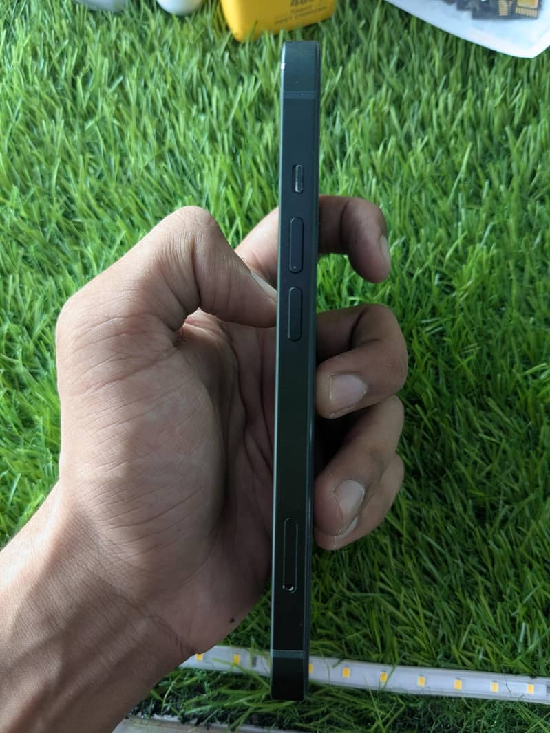 Apple iPhone 13 5