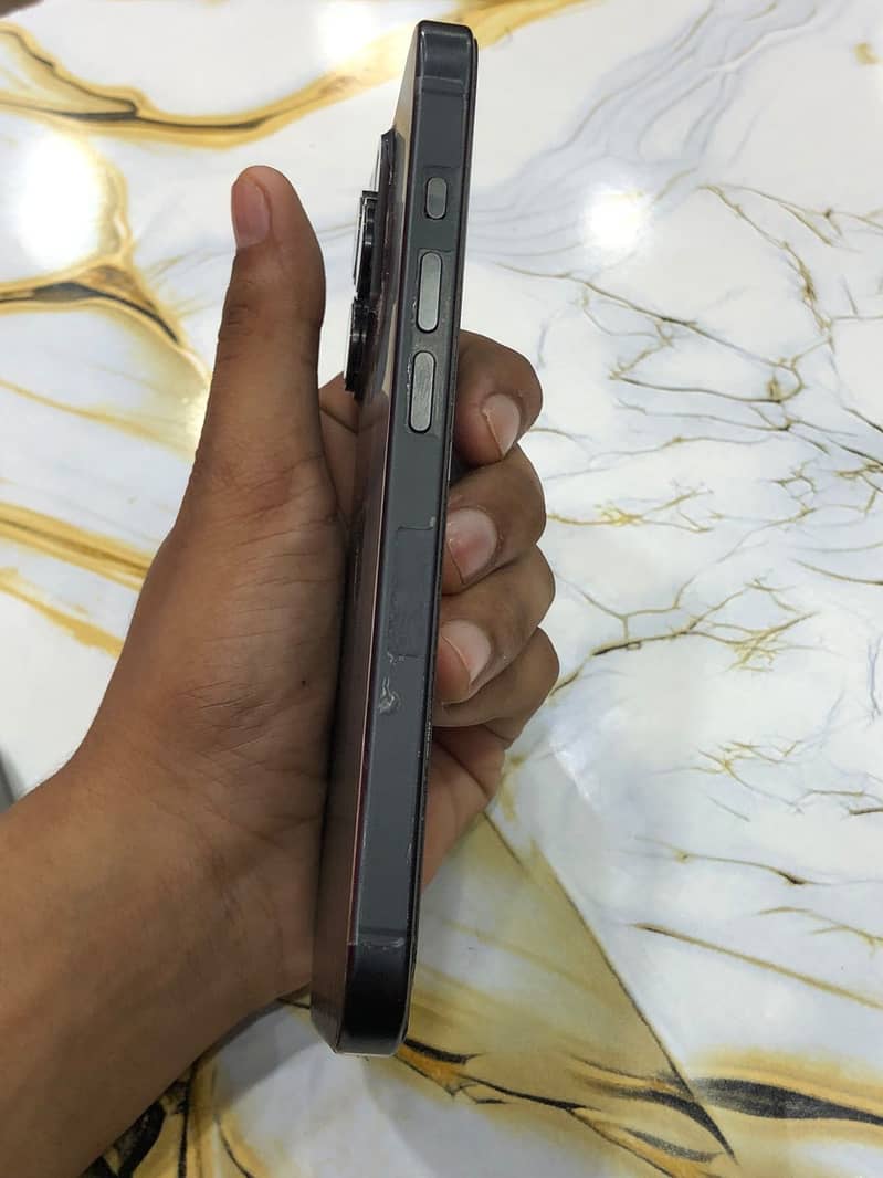 Apple iPhone 15 Pro 2