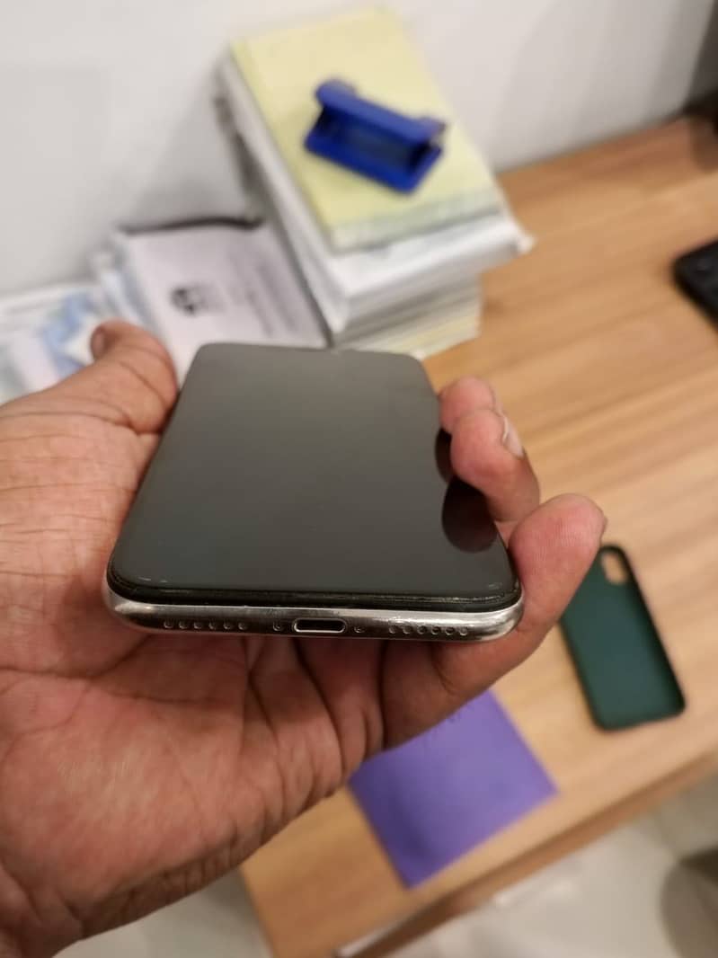 Apple iPhone X 4