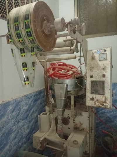 Packing machine 50 gram se 1 kg tak packing karti hai.