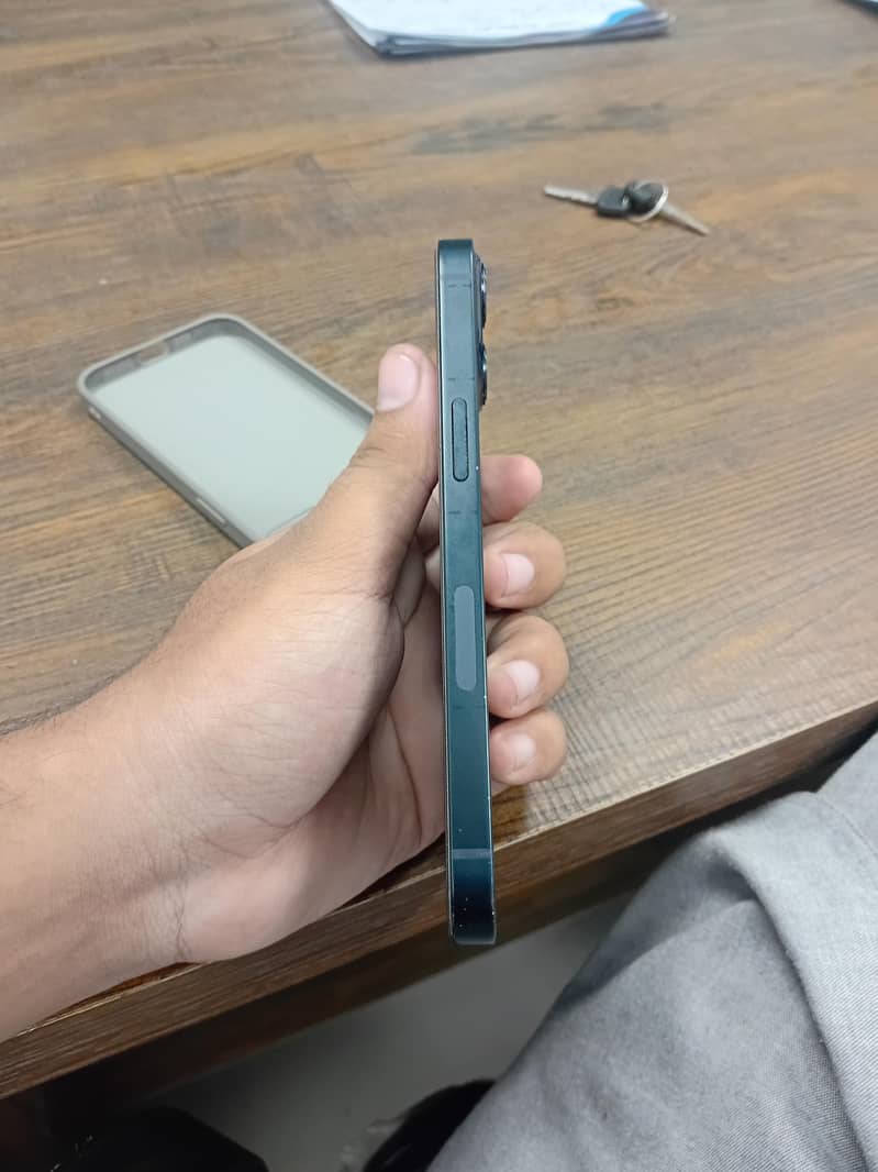 Apple iPhone 13 4