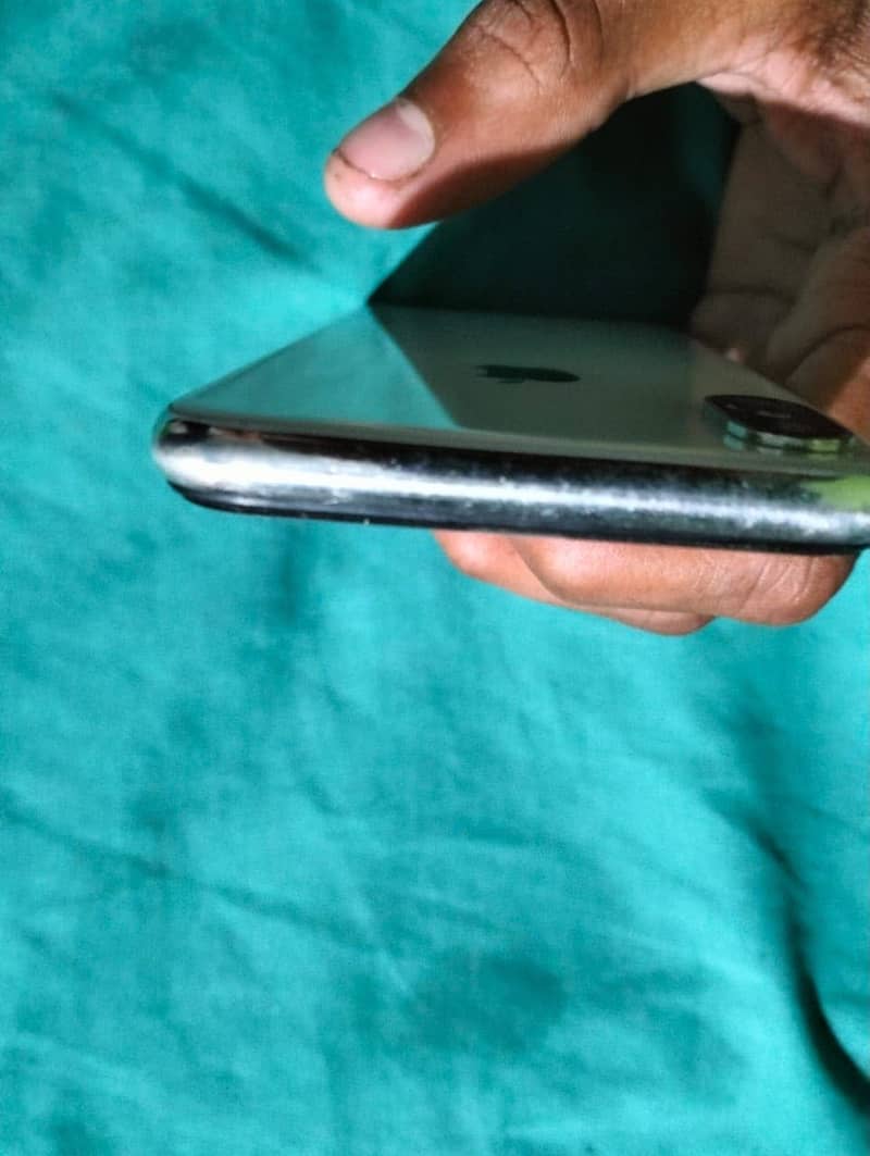Apple iPhone X 4