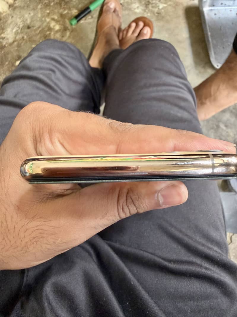 Apple iPhone 11 Pro Max 4