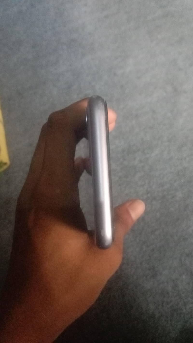 Apple iPhone 11 3