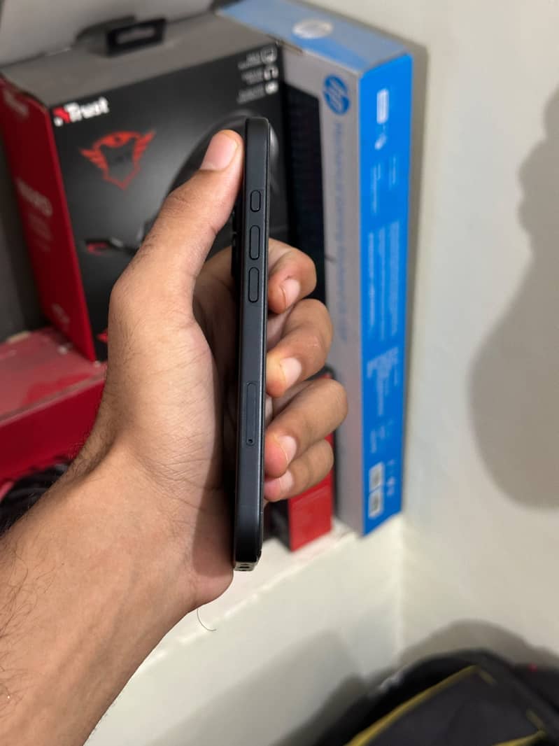Apple iPhone 16 2