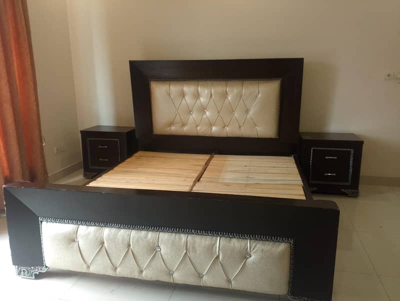 Double bed with side tables 0