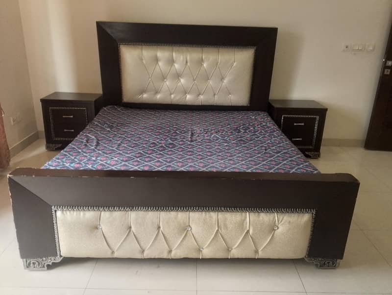 Double bed with side tables 2