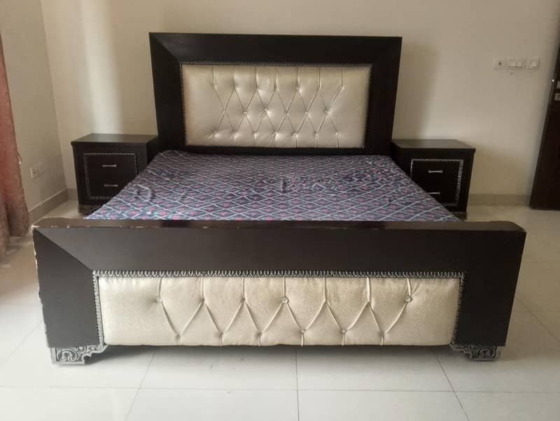 Double bed with side tables 3