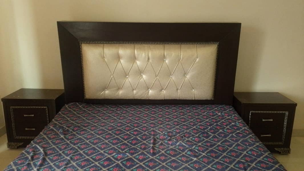Double bed with side tables 4