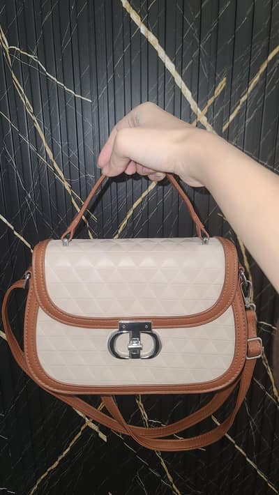 Elegant Tan Crossbody Handbag – Excellent Condition