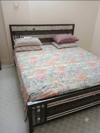 Dark Brown, rot iron bed