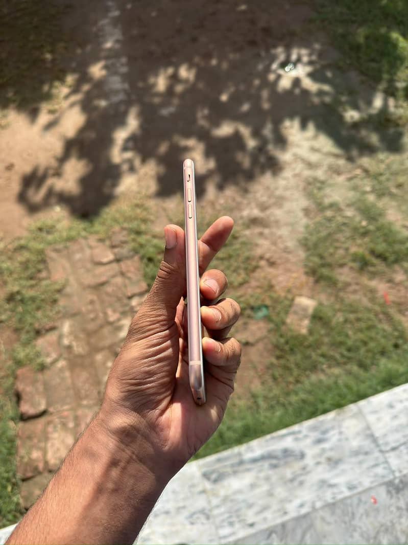 Apple iPhone 8 Plus 4