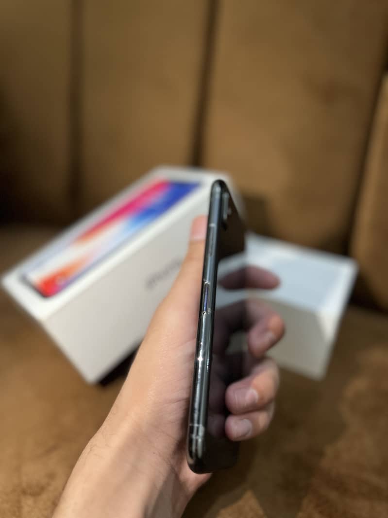 Apple iPhone X 4