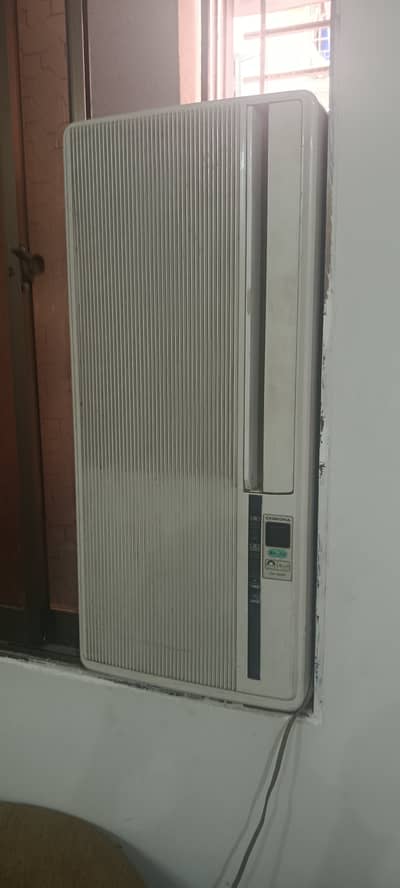 Vertical Window AC – Good Condition