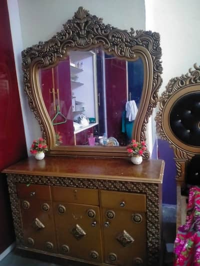 king bed and make-up table