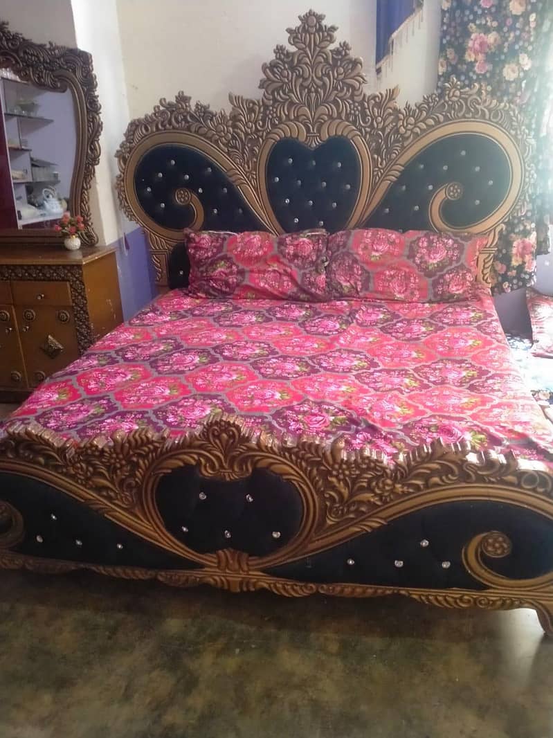 king bed and make-up table 2