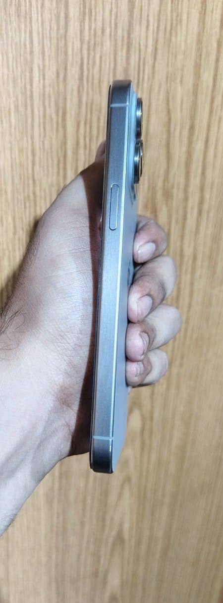 iPhone 15 Pro Max 4