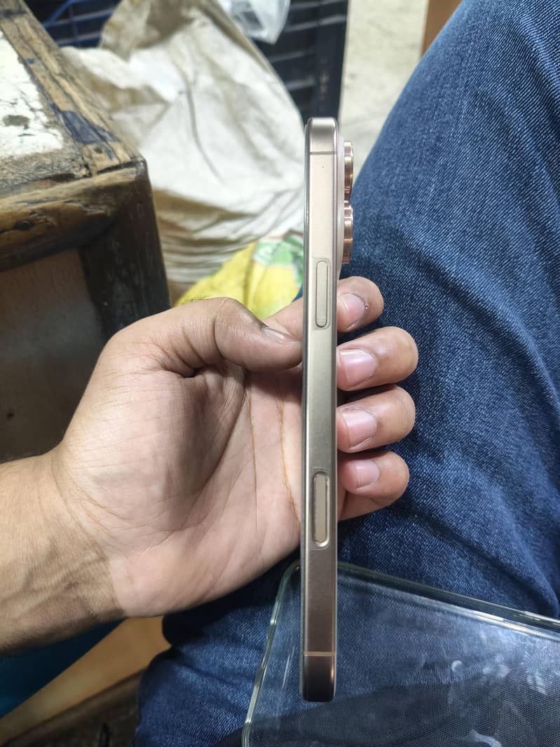 Apple iPhone 16 Pro Max 4