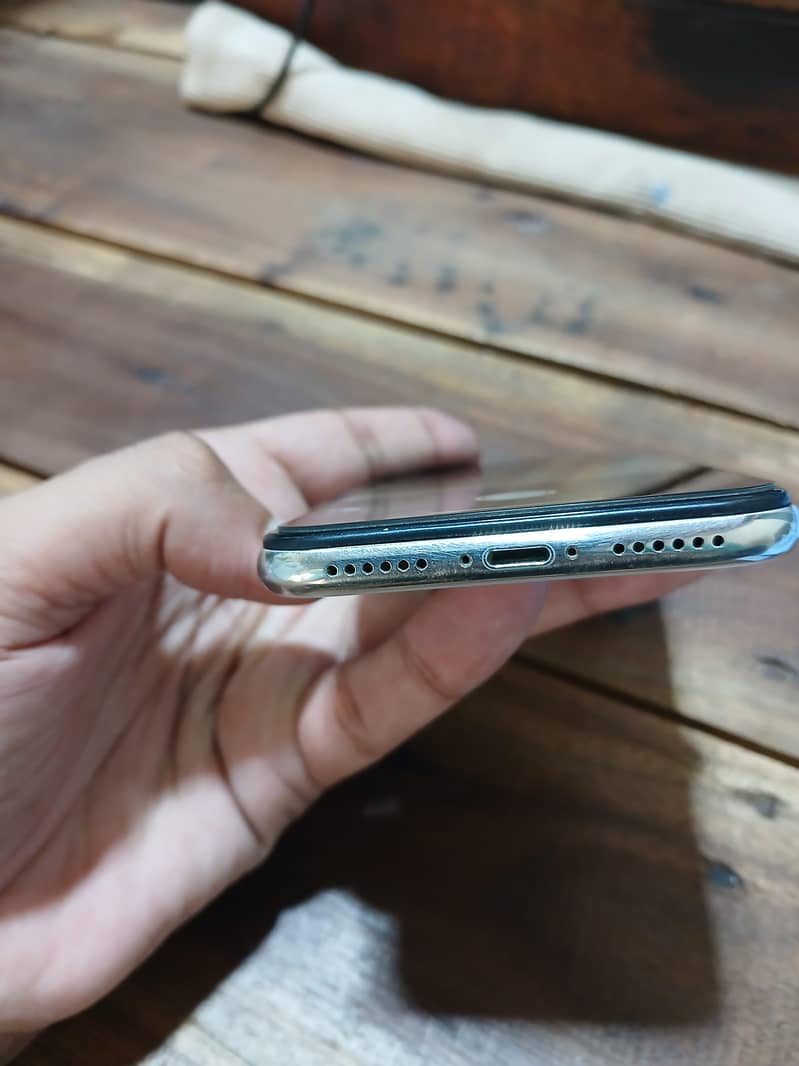 Apple iPhone X 4