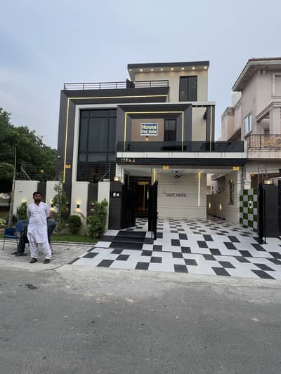 10 Marla Beautiful House For Sale In Central Park Housing Society Lahore