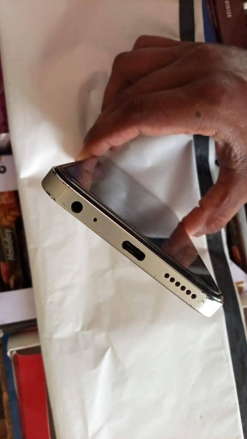 Tecno Spark Go 1 2