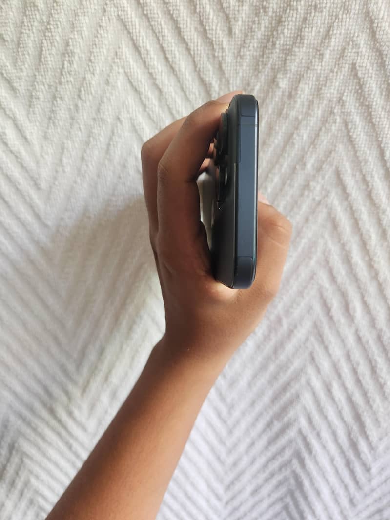 Apple iPhone 15 Pro Max 4