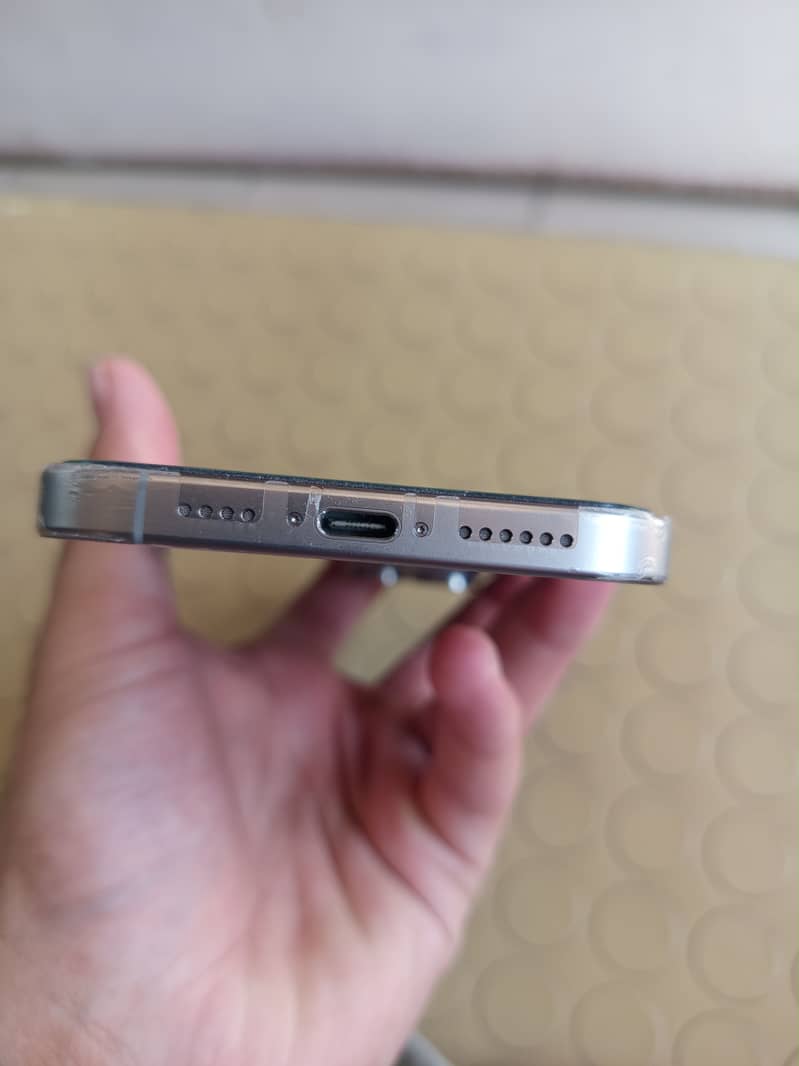 Apple iPhone 16 Pro Max 2