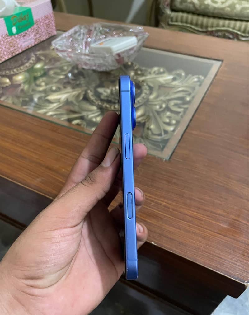 Apple iPhone 16 3
