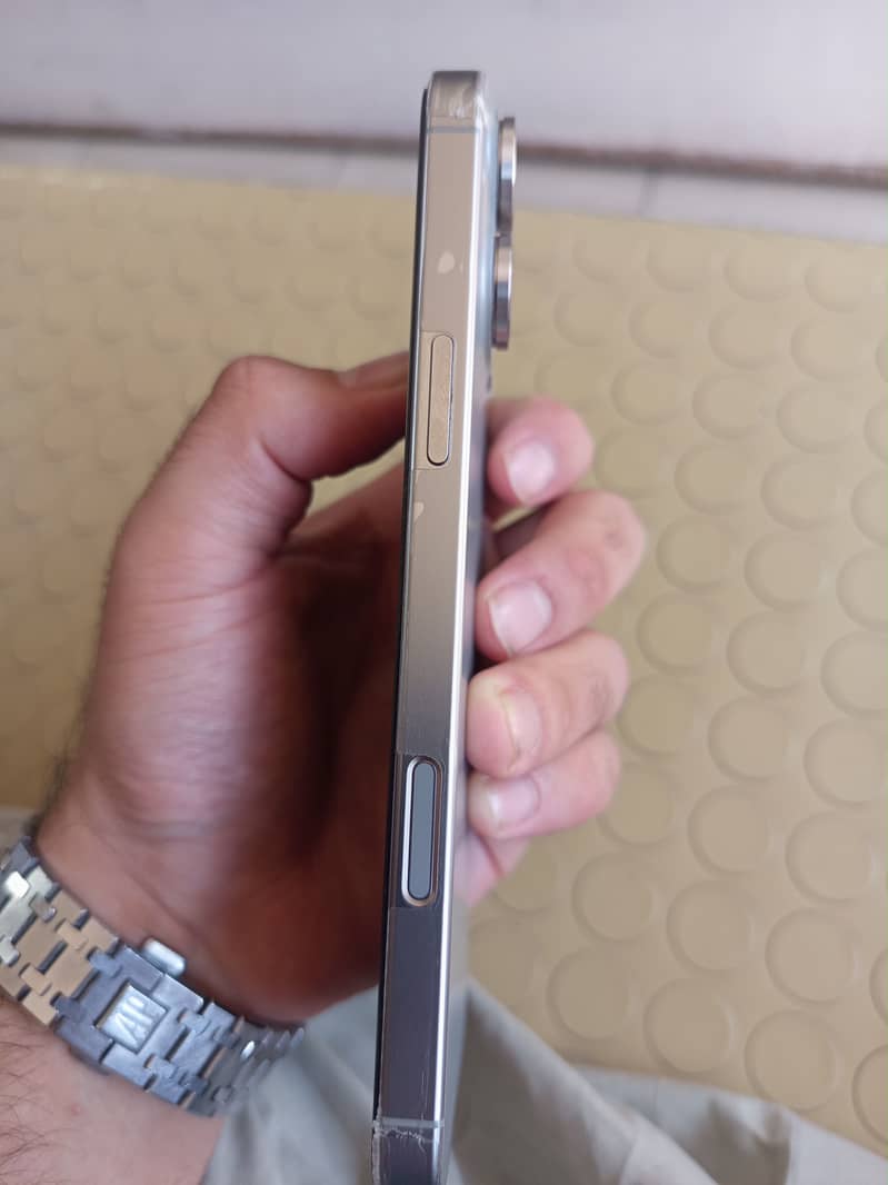 Apple iPhone 16 Pro Max 4
