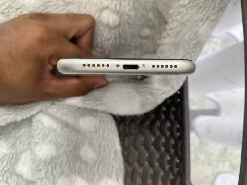 Apple iPhone 11 4
