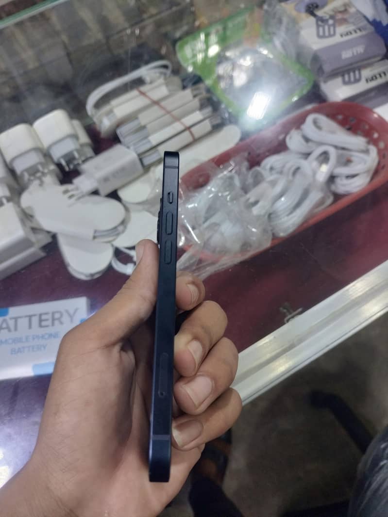 Apple iPhone 13 2