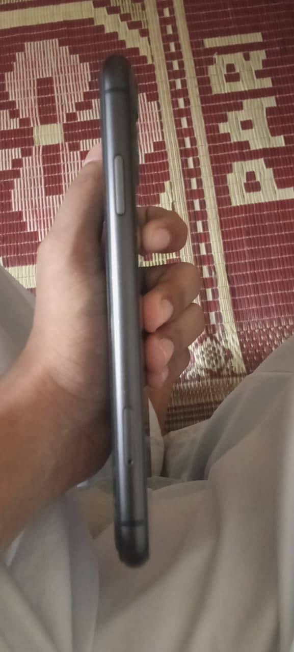 Apple iPhone 11 4