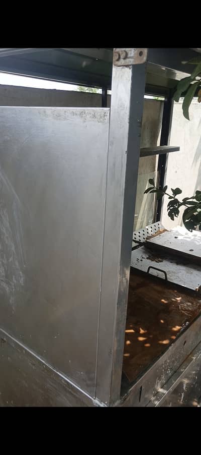 Stainless steel counter with deep fryer and hot plate