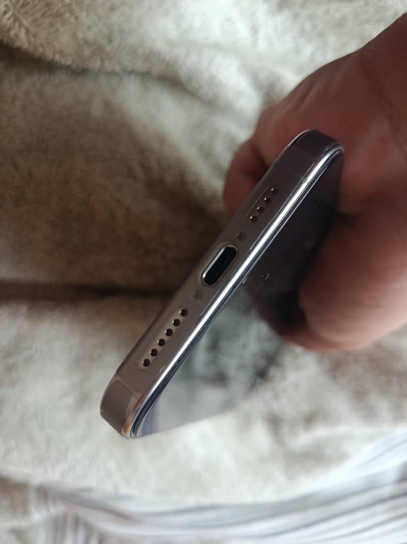 Apple iPhone 15 Pro Max 2