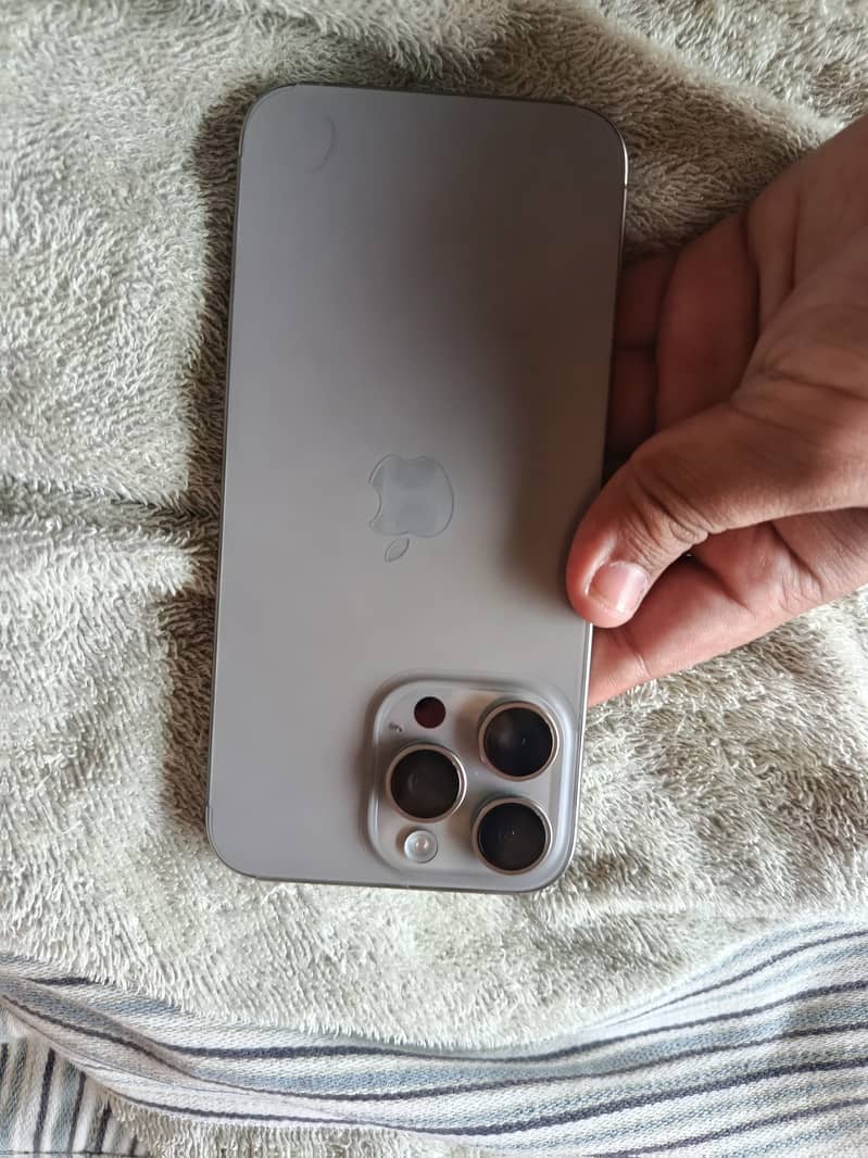 Apple iPhone 15 Pro Max 4