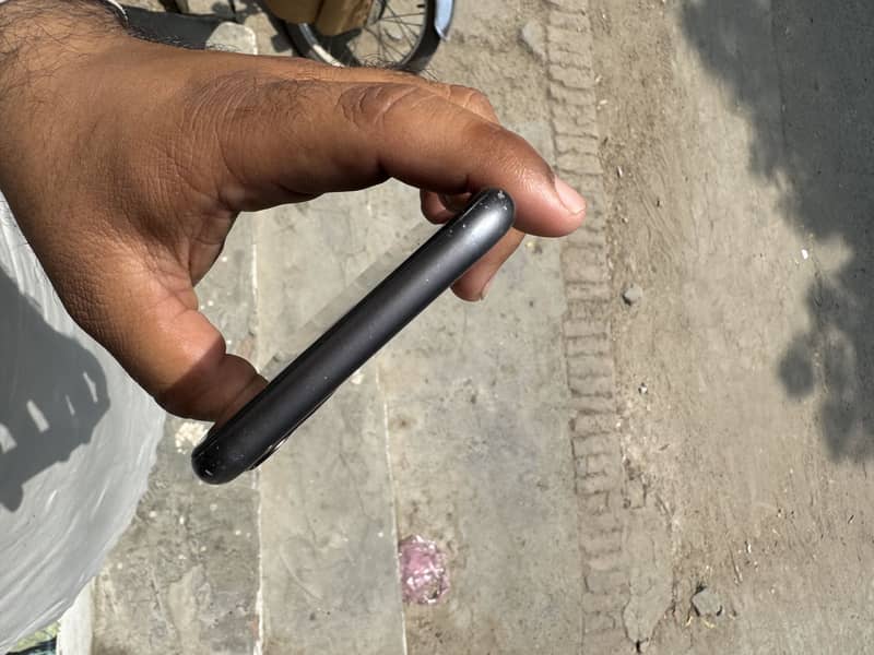 Apple iPhone 11 3