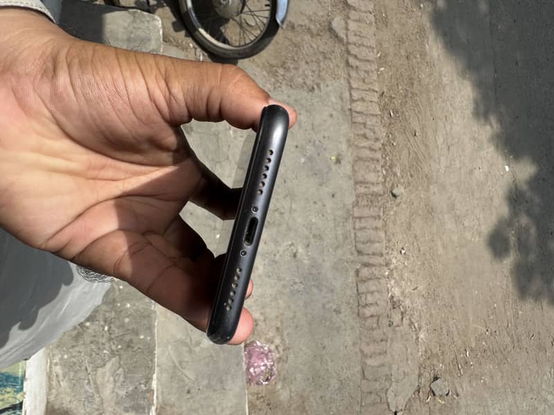 Apple iPhone 11 4