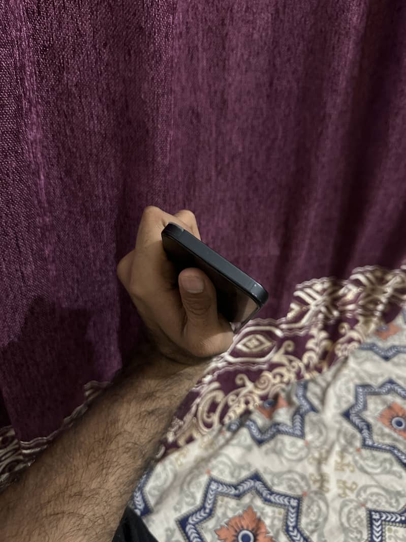 Apple iPhone 16e 0