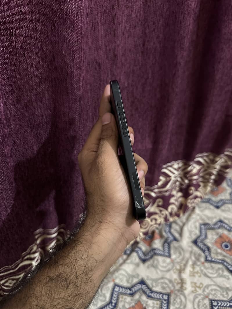 Apple iPhone 16e 2