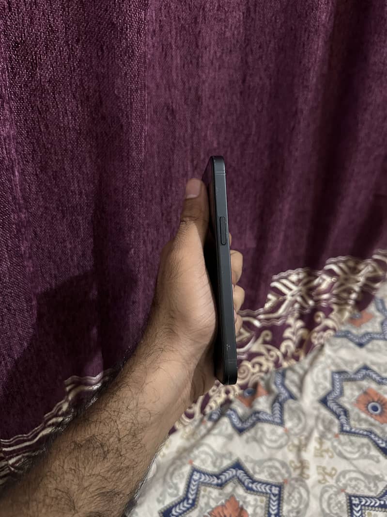 Apple iPhone 16e 3